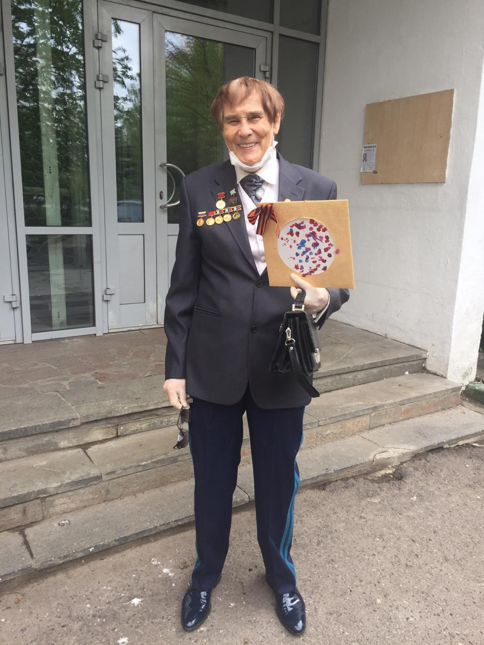 Гнида несёт свою мазню напоказ