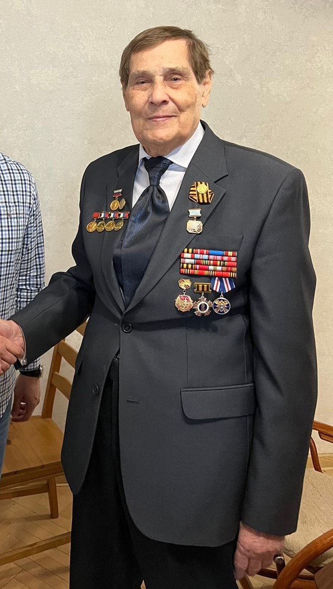 Навесил на себя награды и снова врёт